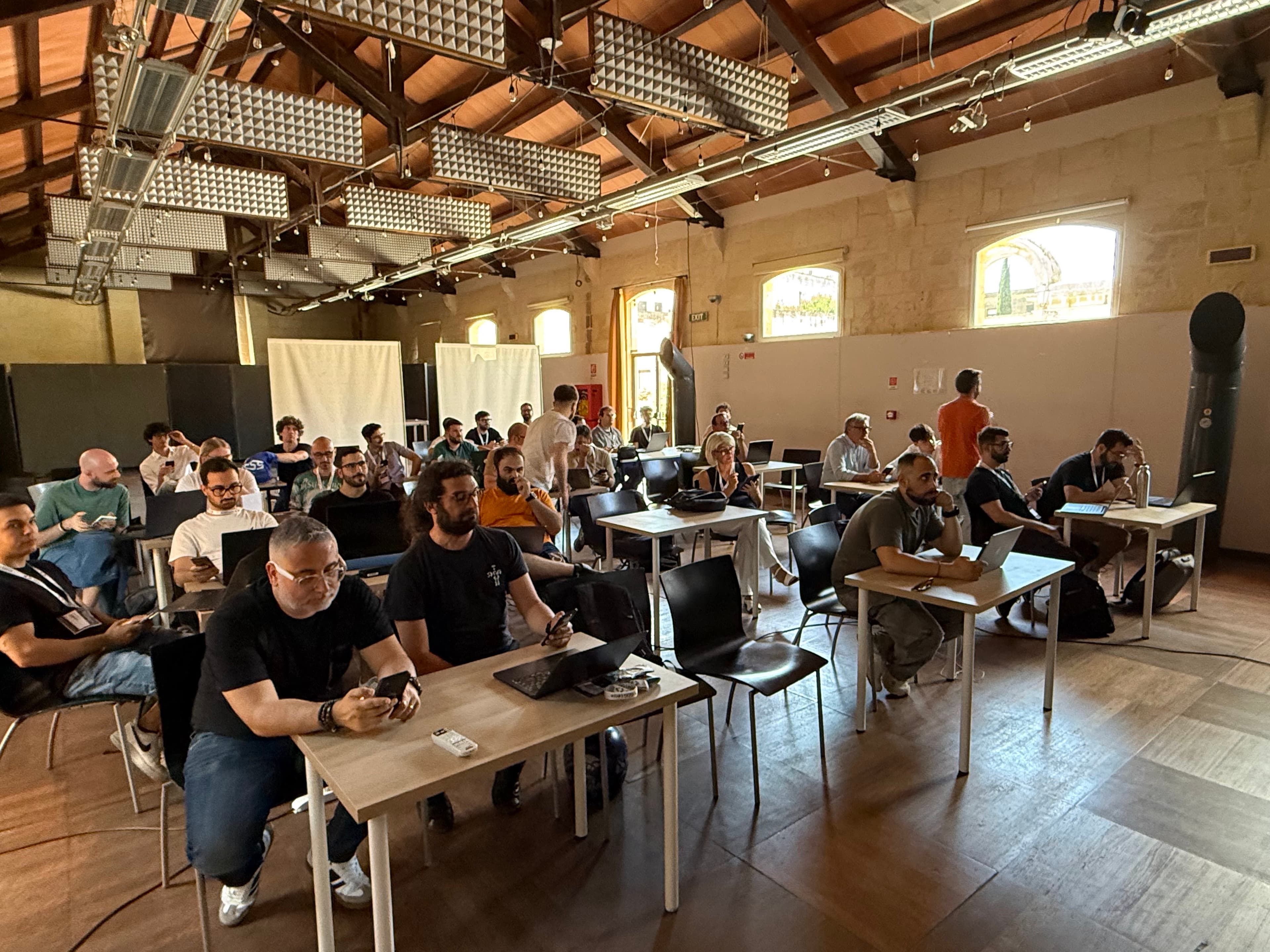 Sala workshop con sviluppatori durante il codelab di Lecce