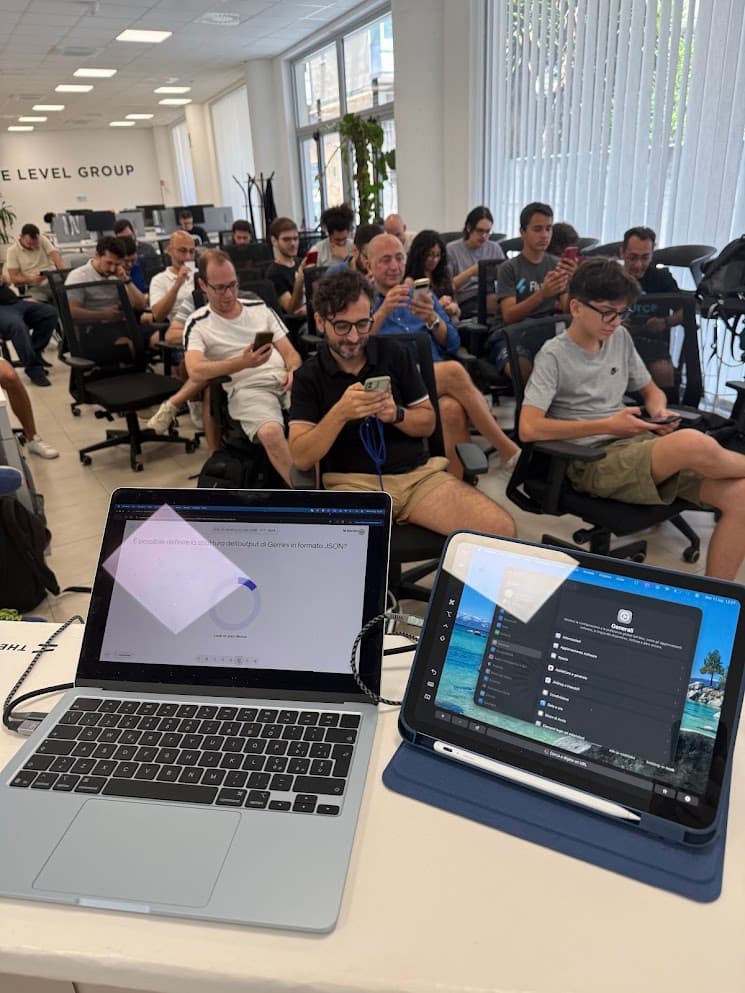 Pubblico che segue la masterclass a Catania con laptop e tablet in primo piano