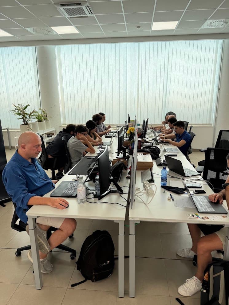 Partecipanti al lavoro sui laptop durante il workshop di Catania