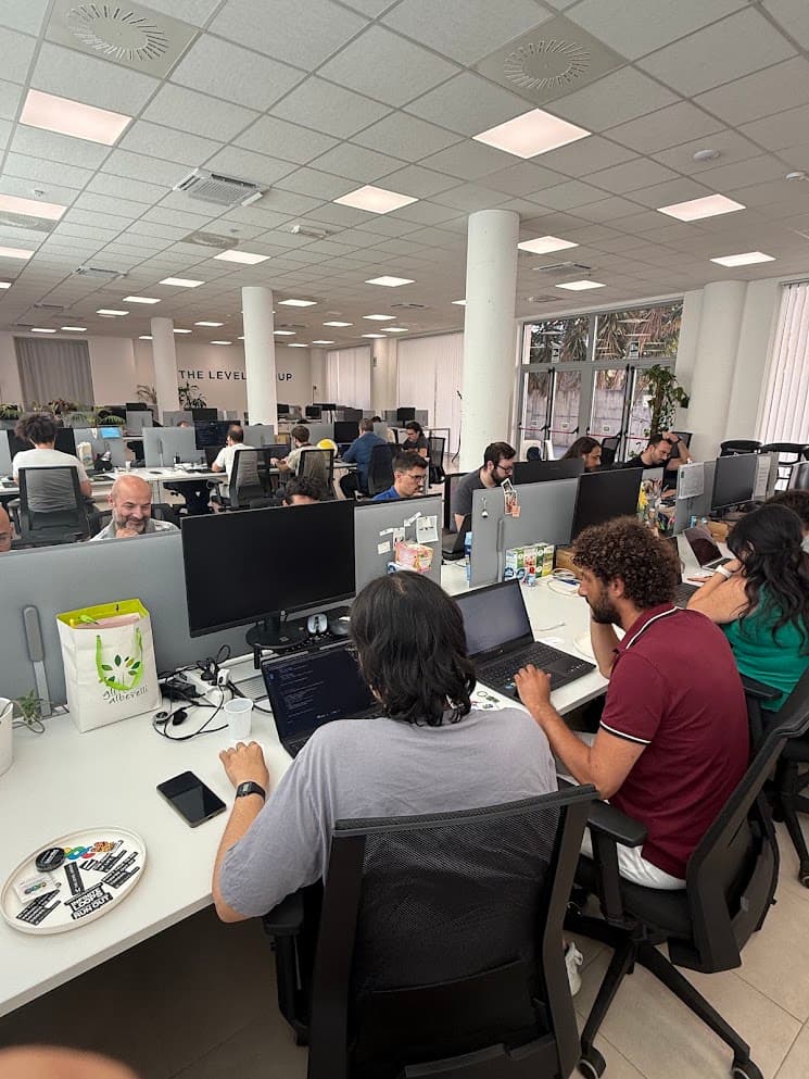 Gruppo di partecipanti al lavoro insieme durante il workshop di Catania