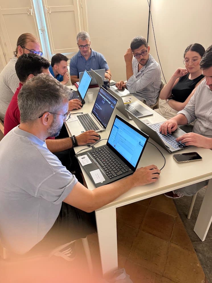 Partecipanti al lavoro sui laptop durante il workshop di Palermo
