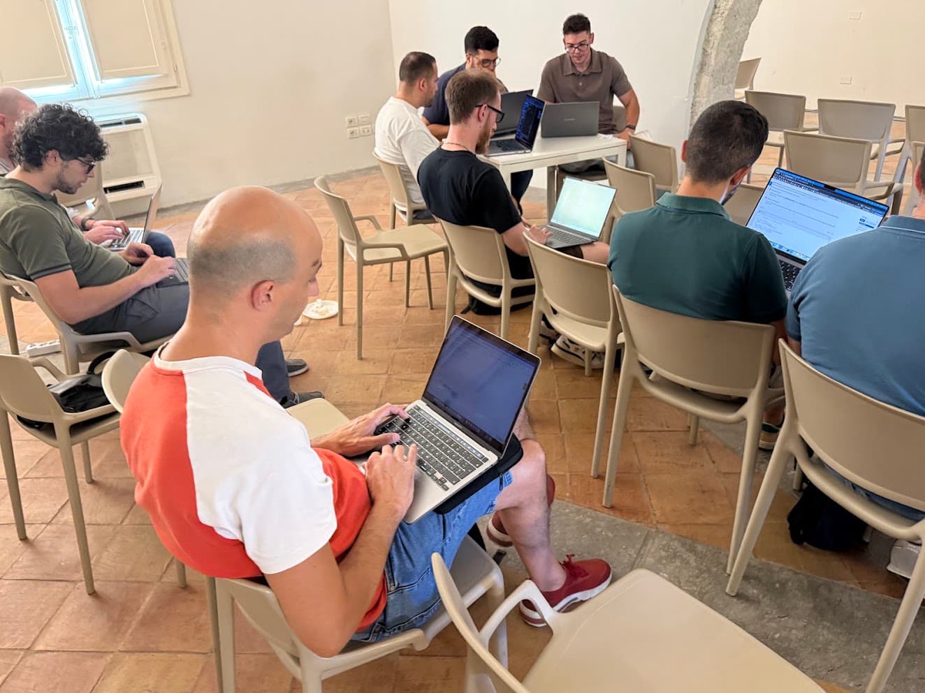 Sviluppatore al lavoro sul proprio laptop durante il workshop di Palermo