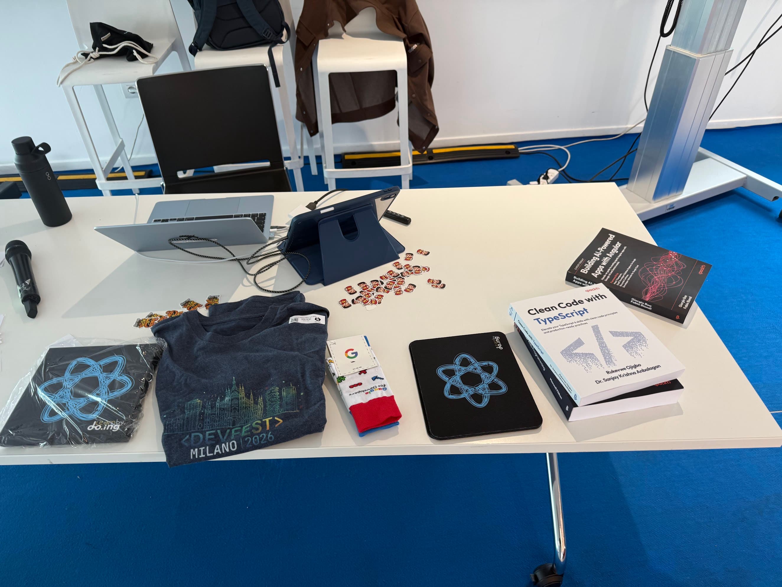 Desk con swag e materiali al workshop di Milano