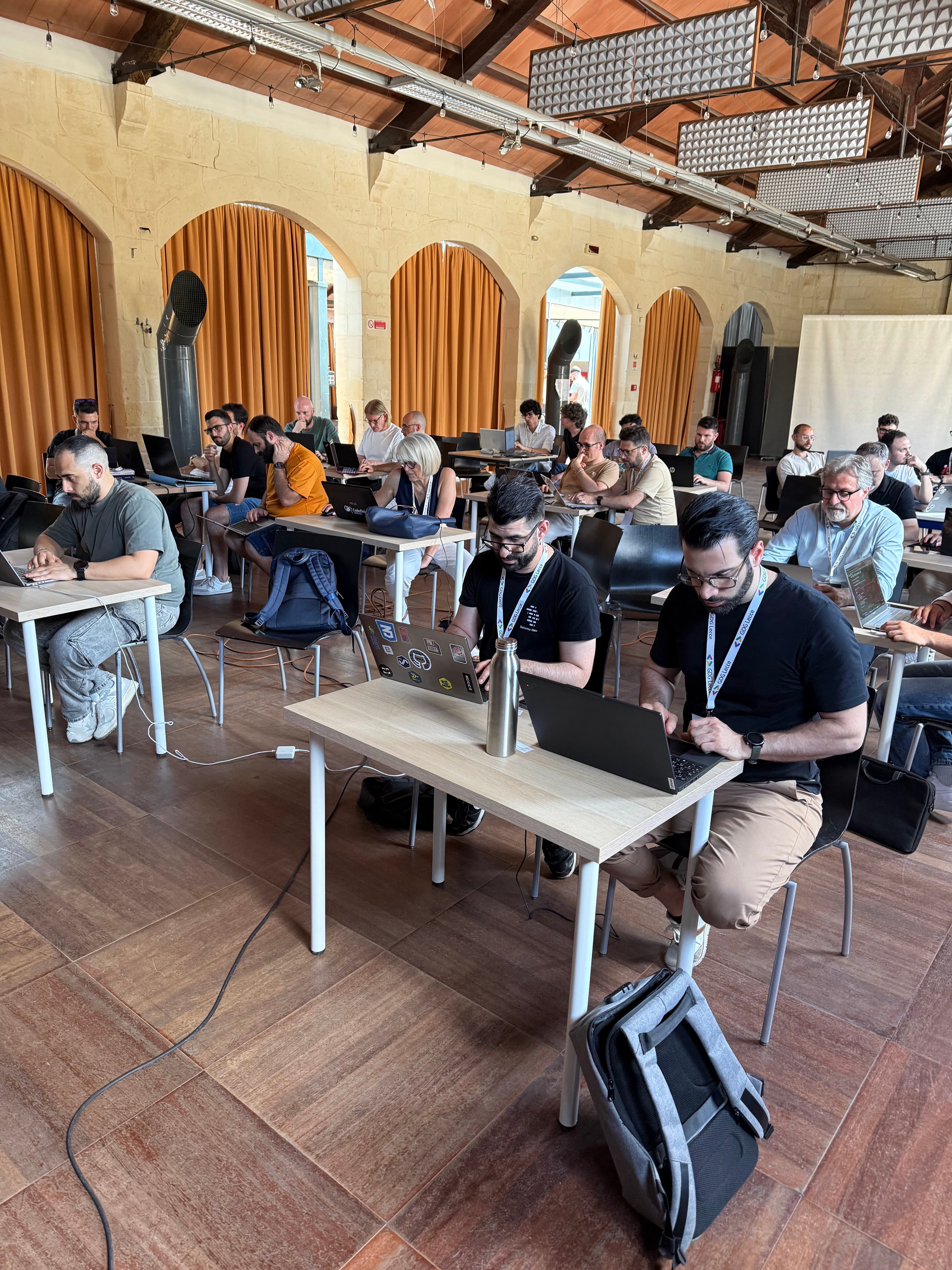 Partecipanti al lavoro sui laptop durante il workshop di Lecce
